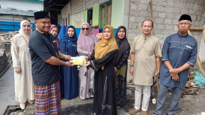 Jamaah raudah Wisata Baubau saat menyerahkan Bantuan kepada Pengasuh Panti Asuhan Madin Al Ikhlas. Salah satunya khusus dari Pimpinan PT Raudah Eksati Utama Hj. Istanti Riana Putri Rp 10 Juta