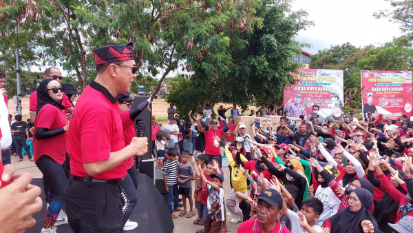 Suasana Meriah saat Senam Bersama jelang Pembukaan Turnamen Domino KKSS Baubau, Tampak Ketua BPW KKSS Sultra Mayjen TNI (Purn) Andi Sumangerukka di Alun Alun Betoambari Sabtu (8/10)