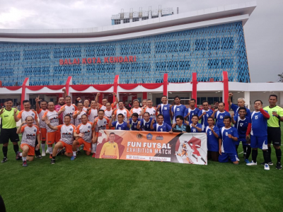 Tim Pemkot Kendari dan Tim PWI Sultra foto bersama sebelum pertandingan