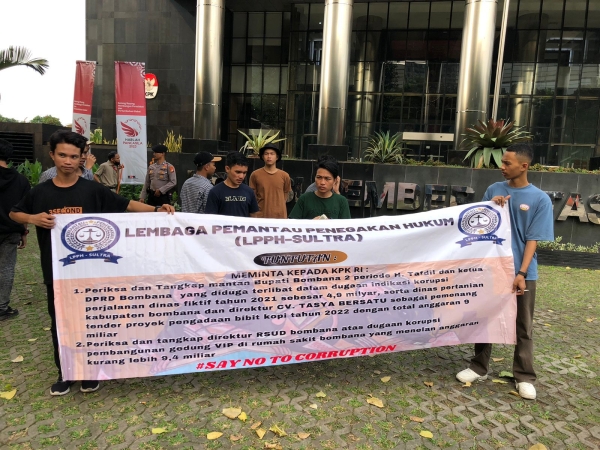 Lembaga Pemantau Penegakan Hukum Sultra Saat Melakukan Aksi Unjuk Rasa di Gedung Komisi Pemberantasan Korupsi. Foto : Ist