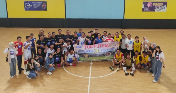 Tim Futsal PWI dan BRI Cabang Baubau foto bersama  saat melakukan pertandingan persahabatan 