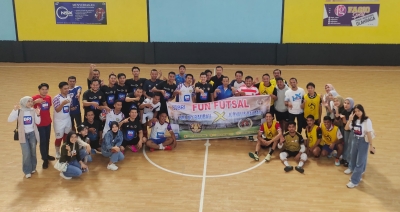 Tim Futsal PWI dan BRI Cabang Baubau foto bersama  saat melakukan pertandingan persahabatan 