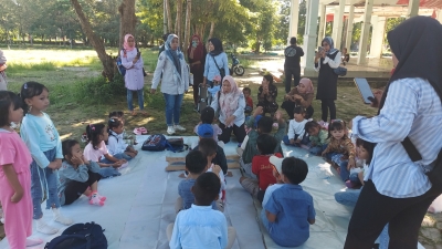 Kegiatan belajar outdoor siswa TK Dana Kota Baubau