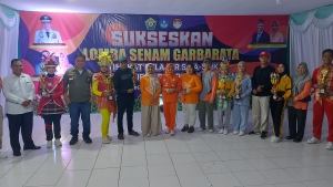 Ketua DWP Dinas Dikbud Sultra dan Kepala KCD DIkbud Rayon Baubau Budel bersama Para pemenang Lomba Senam Garbarata tingkat SMA, SMK, SLB Rayon Baubau Buton Selatan 