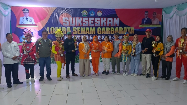 Ketua DWP Dinas Dikbud Sultra dan Kepala KCD DIkbud Rayon Baubau Budel bersama Para pemenang Lomba Senam Garbarata tingkat SMA, SMK, SLB Rayon Baubau Buton Selatan 
