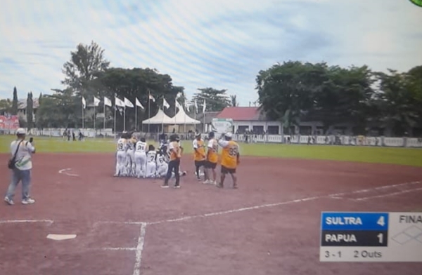 Tim Softball Putri Sultra saat berlaga di final melawan tim putri papua 