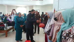 Wali Kota Baubau La Ode Ahmad Monianse menyerahkan Santunan usai melepas Tim Amaliah Ramadhan GOW Kota Baubau di Aula Palagimata Kota Baubau Senin (10/4/2023)