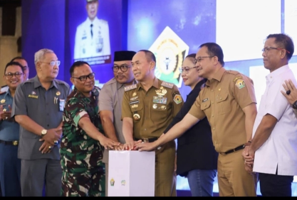 Gubernur Sultra, Andi Sumangerukka bersama Forkopimda menekan bel membuka kegiatan Sultra Investment Summit 2025