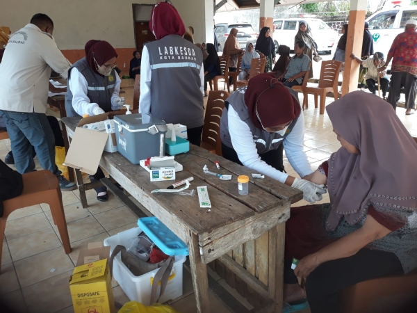 Pemeriksaan peserta penyakit kronis di Puskesmas Lakologou