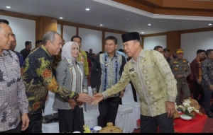 Wali Kota Baubau, H.Yusran Fahim dan Wawali, Wa Ode Hamsinah Bolu saat disalami Gubernur Sultra, Andi Sumangerukka saat mengikuti rakor anti korupsi. foto Ist
