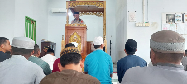 Wakapolres Baubau Kompol Bahtiar, S.Sos saat kegiatan Safari Jumat memberikan pesan pesan Kamtibmas kepada Jamaah Masjid di Kelurahan Lipu Kecamatan Betoambari (11/11). 