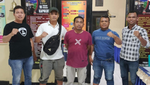 Pelaku penipuan anggota DPRD Baubau (tengah), yang mengatasnamakan dirinya sebagai Kapolres Baubau