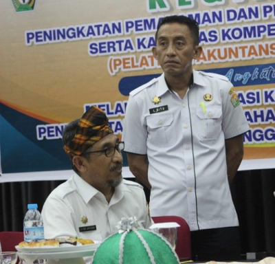 Kadis Koperasi UMKM Sultra, Laode Saifuddin bersama Kabid Pemberdayaan Koperasi, Laskar G Gumbilu Bitu