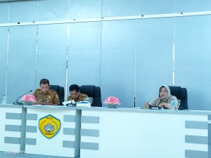 Ketua TP PKK Kota Baubau Wa Ode Nursanti Monianse menghadiri Rapat Persiapan Peringatan Hari Peduli Sampah Nasional 