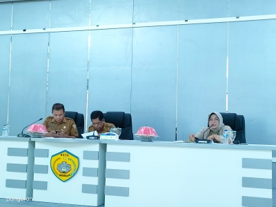 Ketua TP PKK Kota Baubau Wa Ode Nursanti Monianse menghadiri Rapat Persiapan Peringatan Hari Peduli Sampah Nasional 