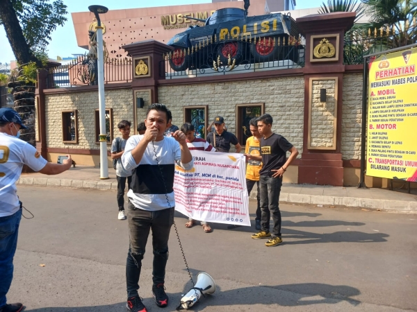 Massa aksi DPD Lipan Sultra saat orasi di Mabes polri   Foto : Ist