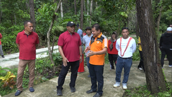 Wali Kota Baubau La Ode Ahmad Monianse Saat meninjau Lokasi Rest Area Wakonti dan Menyaksikan Aktivitas Warga yang Berolahraga Minggu (20/11)