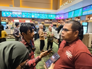 Kordiv Parmas dan SDM, Amirudin saat diwawancara wartawan usai pemutaran film "Tepatilah Janji" di The Park Kendari