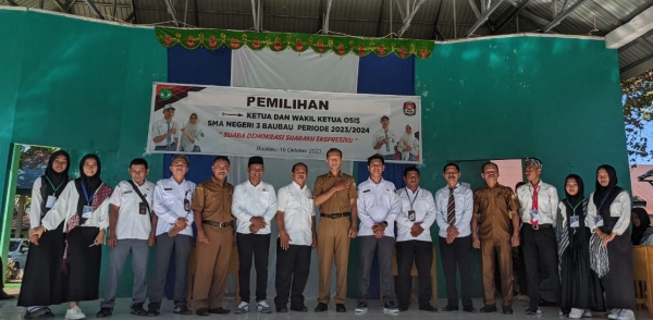 Komisioner KPUD Baubau bersama para Panitia Pemilihan Ketua dan Wakil Ketua OSIS SMAN 3 Baubau saat menghadiri kegiatan Pemilihan Ketua dan Wakil Ketua OSIS SMAN 3 Baubau Senin (16/10/2023)