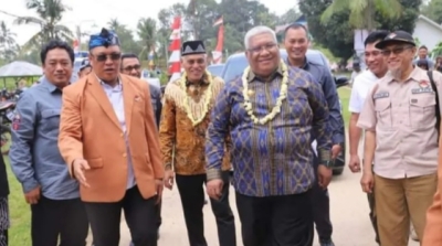 Gubernur Sultra, Ali Mazi didampingi Sekda Asrun Lio dan Kdis nakertrans Sultra, LM Ali Haswandy saat acara pengukungan Perhimpunan Anak Transmigrasi Indonesia (PATRI) Prov. Sultra periode 2022-2027  Foto : IST