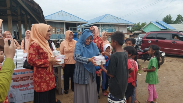 Penasehat DWP Kota Baubau Ny Reffiani Dwiatmo dan Ketua DWP Wa Ode Finati Fimar Saido saat kegiatan Berbagi Takjil Gratis Minggu (24/3/2024)