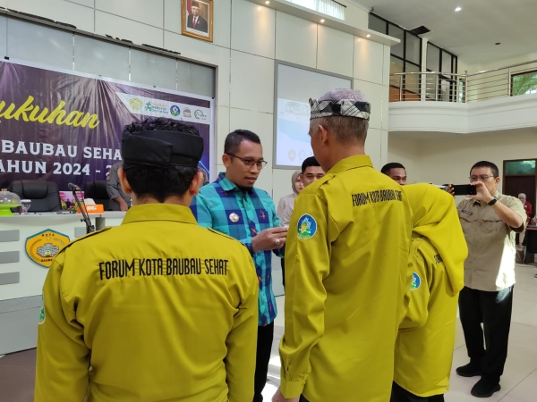 Pj Wali Kota Baubau Dr. H Muh Rasman Manafi, SP, M.Si saat mengukuhkan Pengurus Forum Kota Baubau sehat Periode 2024-2026 di Aula Palagimata Sabtu (20/7/2024)