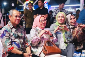 Wali Kota Baubau, H Yusran Fahim, Ketua Dekranasda, Hj Siti Ariyanto Yusran (tengah) dan Wakil Wali Kota Baubau, Wa Ode Hamsinah Bolu di stand pameran Kota Baubau