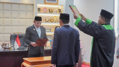 Wali Kota Baubau, H Yusran Fahim saat melantik perpanjangan jabatan Pj Sekda, MZ Amril Tamim