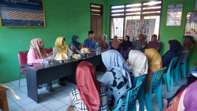 Ketua TP PKK Wa Ode Nursanti Monianse Saat tatap muka dengan Para ketua RT. RW, Dasawisma dan TP PKK Kelurahan Baadia dalam rangka pemantapan Persiapan Lomba 10 Program Pokok PKK Tingkat Provinsi Sulawesi Tenggara pada Senin (19/9)