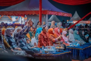 Kadis Perindag Sultra, Hj.Sitti Saleha saat menghadiri pameran dalam rangka HUT Sultra ke 59 di koltim