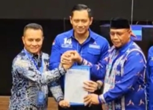 Pasangan RAJA saat menerima B1KWK dari Partai Demokrat