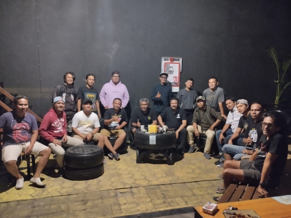 LM Sumarlin (tengah) bersama perwakilan musisi di Kepulauan Buton