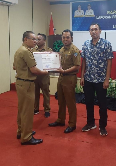 Kabag Tapem Setda Busel, La Ode Mastatar mewakili Bupati Busel saat menerima piagam