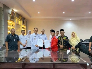 Penandatanganan NPHD Dana Pemilukada Kota Baubau tahun 2024, Rabu (01/11/2023) di ruang kerja Wali Kota Baubau