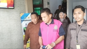 Tersangka MR saat digiring keluar Kantor Kejaksaan Negeri Kota Baubau menuju Lapas Kelas II A Baubau oleh pihak kejaksaan