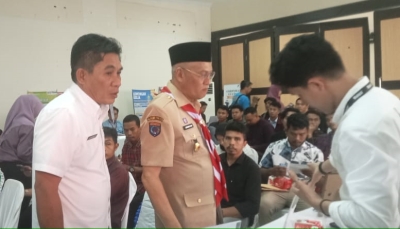 Sekda Sultra, Asrun Lio didampingi Kadis Transnaker  Sultra, LM Ali Haswandi saat pelaksanaan Job Fair beberapa waktu lalu   Foto Dok gagassultra