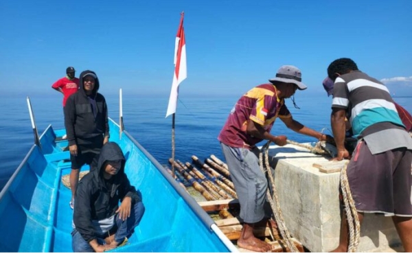 Ketua Komisi II DPRD Sultra, Syahrul Said berbaur dengan nelayan Desa madongka Kecamatan Gu Kabupaten Buton Tengah ditengah laut saat menebar rompon untuk rumah ikan