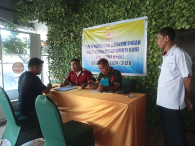 Ketua karateker KONI Mubar, Sarjono menyaksikan proses pendaftaran dan penjaringan calon Ketua Umum KONI Mubar periode 2024-2028