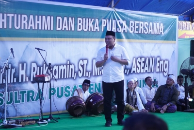 Ruksamin saat memberikan sambutan saat buka puasa bersama ribuan warga
