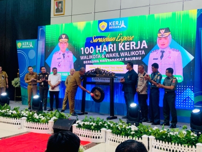 Wali Kota Baubau, H Yusran Fahim saat memukul gong saat penyampaian 100 hari kerja 