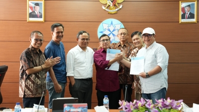 Ketua Umum PWI Kongres Luar Biasa, Zulmansyah Sekedang (paling kanan), berjabat tangan dengan Ketua Umum PWI Kongres Bandung, Hendry Ch Bangun (keempat dari kiri) setelah menandatangani SK Panitia Bersama Kongres Persatuan PWI di Gedung Dewan Pers, Jakarta, Selasa (13/6/2025). Ikut menyaksikan, dari kiri ke kanan, Dahlan Dahi (mediator, anggota Dewan Pers), Yogi Hadi Ismanto (anggota Dewan Pers), Komaruddin Hidayat (Ketua Dewan Pers), Totok Suryanto (Wakil Ketua Dewan Pers), dan Wina Armada Sukardi (Sekjen PWI KLB) Foto Ist