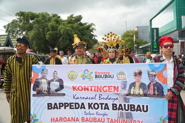 Barisan Karnaval Budaya Bappeda Kota Baubau 
