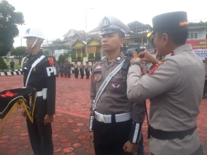 Penyematan tanda pita Operasi Ketupat Anoa-2025 oleh Kapolres Baubau, AKBP Bungin Masokan Misalayuk, S.H., S.I.K, M.Si,