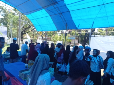 Masyarakat yang belanja di pasar murah yang digelar Disperindag Sultra