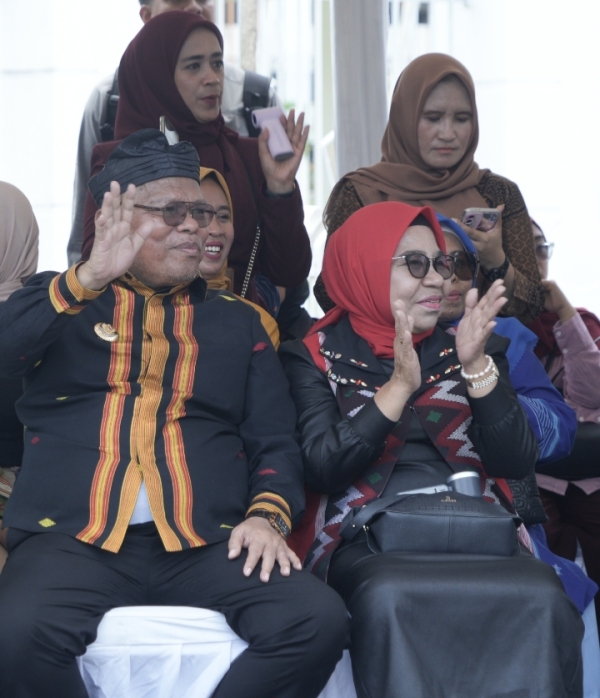 Bupati Busel, H.Muhammad Adios saat menghadiri pawai ta&#039;ruf di panggung utama