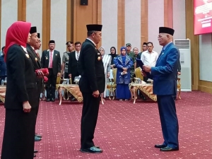 Dr Muh Rasman Manafi saat menerima perpnajangan SK sebagai Pj Walikota Baubau dari Mendagri melalui Sekda Prov Sultra, H Asrun Lio