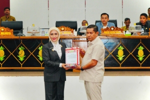 Wakil Wali Kota, Wa Ode Hamsinah Bolu saat menyerahkan dokumen LKPJ Kota Baubau tahun 2025 kepada Ketua DPRD Baubau, Ardin Jufri dalam rapat paripurna