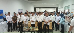 Wakil Gubernur Sultra, Ir Hugua didampingi Kadis Transnaker Sultra, LM Ali Haswandy bersama saat membuka Job fair Sultra 2025 di Aula Kantor Dinas Transanaker Sultra