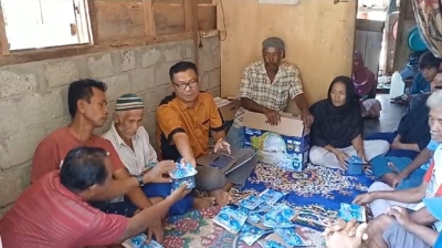 Anggota DPRD Sultra Fajar Ishak DJ dari Partai Hanura menyerahkan Bantuan Senter Kepala kepada Ratusan Kepala Keluarga Nelayan di Kecamatan Pasarwajo Buton Sabtu (7/10/2023)