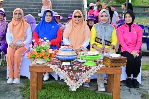Penasehat DWP Kota Baubau Ny Reffiani Dwiatmo bersama Pengurus Organisasi Wanita pada Kegiatan Lomba Gembira HUT DWP ke-42 di Baubau Rabu (20/12/2023)